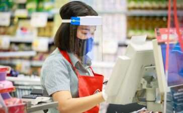 How to Immigrate to Canada As a Cashier